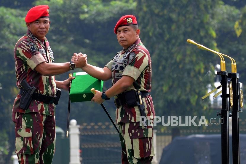 Danjen Kopassus Mayjen (TNI) Eko Margiyono bersama Mantan Danjen Kopassus Mayjen (TNI) Madsuni (dari kiri) melakukan salam komando pada Upacara Penyerahan Satuan Kopassus di Mako Kopassus, Cijantung, Jakarta, Jumat (23/3).