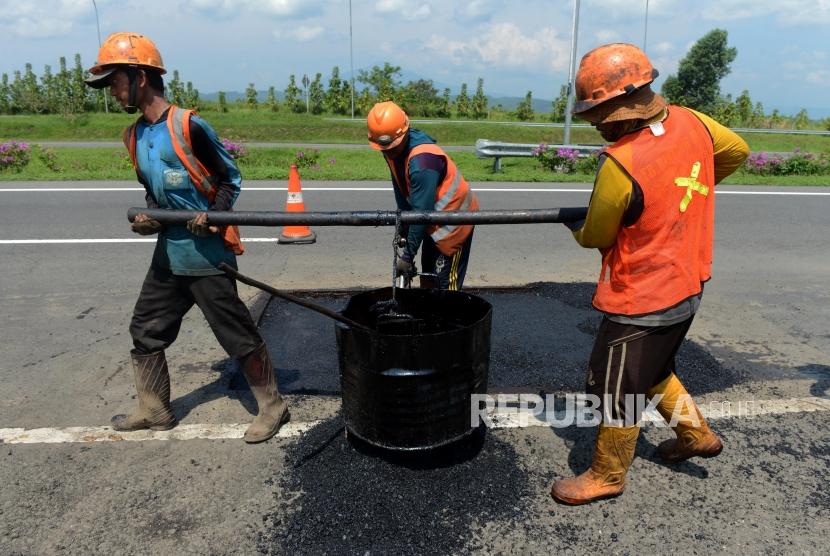 Pekerja saat menyelesaikan perbaikan jalan di Jawa Barat (ilustrasi)