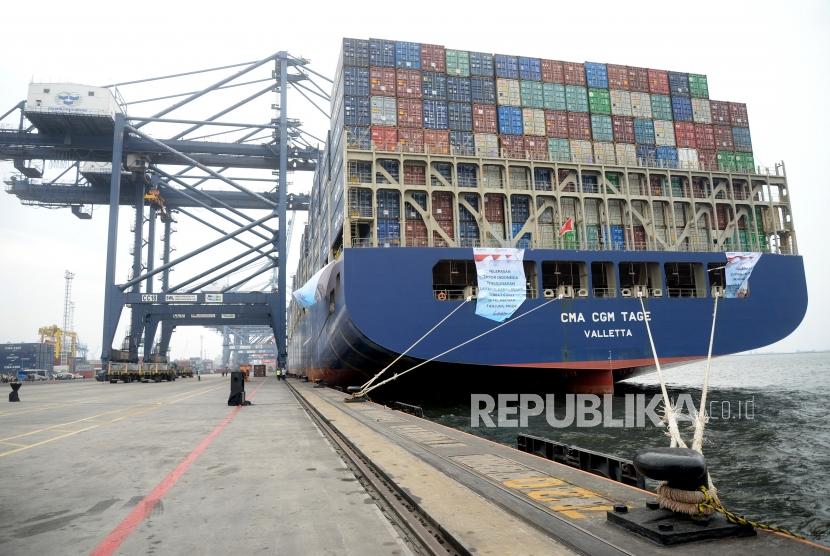 Pelepasan Ekspor Manufaktur. Kapal kontainer ukuran raksasa CMA CGM mengisi muatan di Pelabuhan Tanjung Priok, Jakarta, Selasa (15/5).
