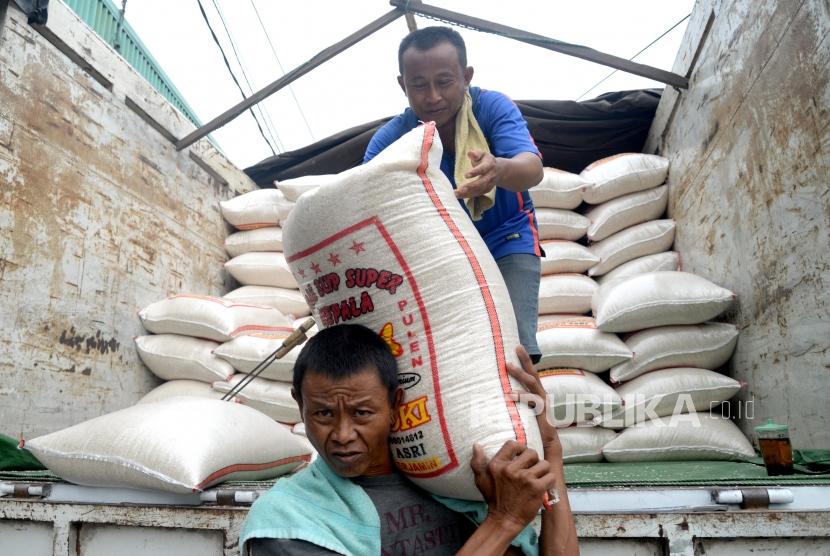 Harga Beras Naik. Pekerja memindahkan beras di Pasar Induk Beras Cipinang, Jakarta, Kamis (11/1).