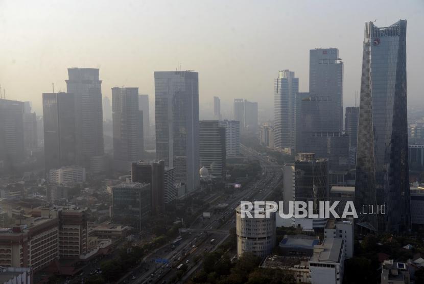 Suasana gedung bertingkat yang diselimuti asap polusi di Jakarta, Rabu (31/7).