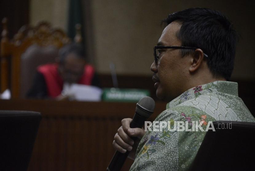 Menteri Pemuda dan Olahraga Imam Nahrawi memberikan keterangan saat menjadi saksi pada sidang kasus dugaan suap dana hibah KONI di Pengadilan Tipikor, Jakarta, Kamis (4/7).