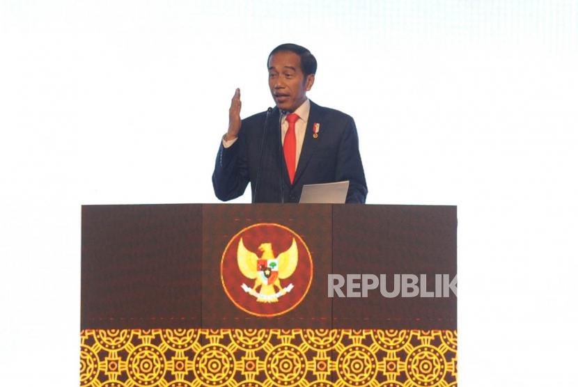 Presiden RI Joko Widodo memberikan sambutan dalam  pembukaan  Rapimnas Partai Demokrat di Sentul Internasional Convention Center (SICC), Bogor, Jawa Barat, Sabtu (10/3).