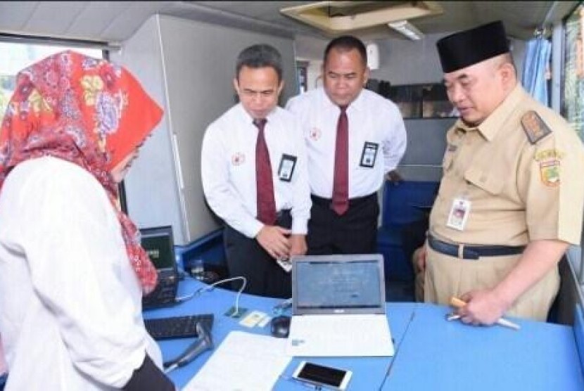  Bupati Wardoyo Wijaya memeriksa pelayanan KPPN online di Sukoharjo