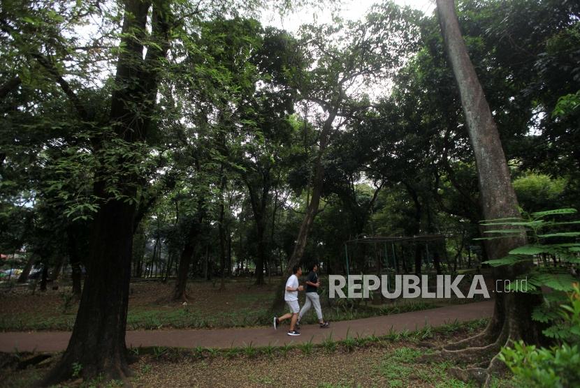 Warga berolahraga di Taman Hutan Kota Tebet, Jakarta Selatan.