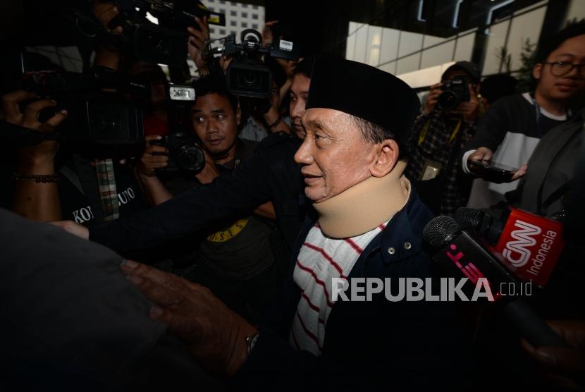 Terpidana kasus penerimaan suap Fuad Amin Imron (tengah)  usai menjalani pemeriksaan di gedung KPK  di Jakarta, Senin (22/10/2018).