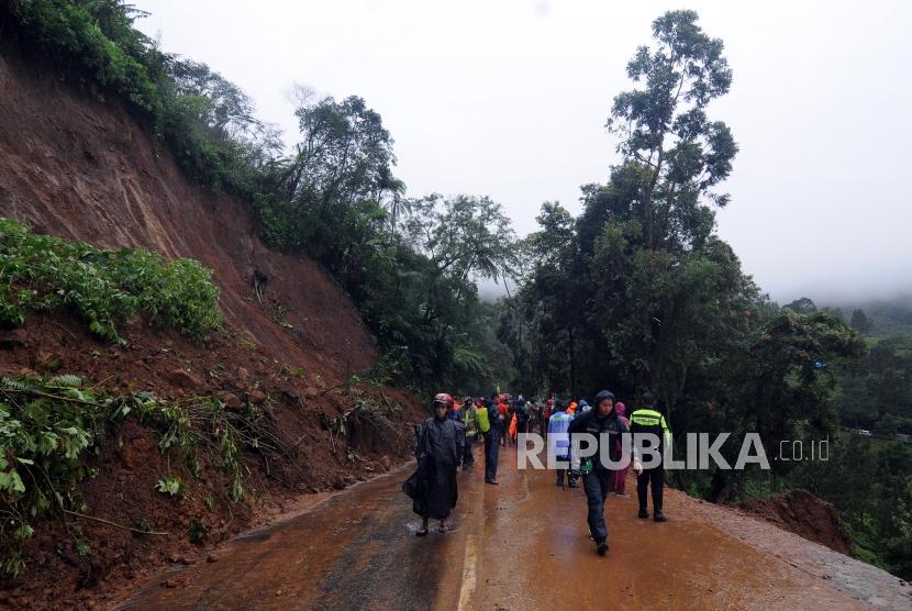 Suasana evakuasi longsor di Jalur Utama Puncak, Bogor, Jawa Barat, Senin (5/2).