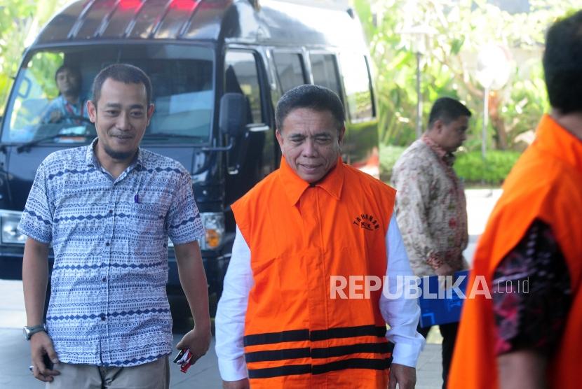 Gubernur Aceh Irwandi Yusuf saat akan menjalani pemeriksaan di Gedung KPK, Jakarta, Jumat (6/7).