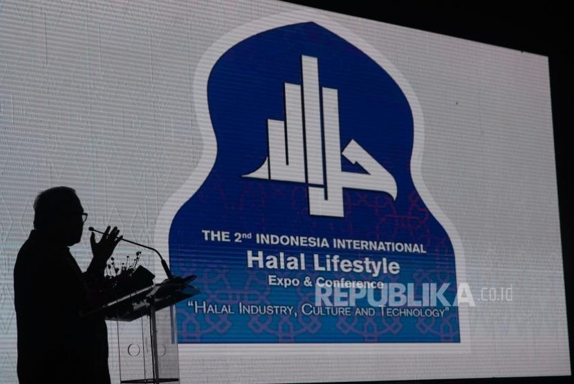 Ketua Halal Lifestyle Center Sapta Nirwandar memberikan sambutan dalam pembukan The 2nd Indonesia Internasional Halal Lifestyle Expo & Conference (INHALEC) di Balai Kartini, Jakarta, Kamis (19/10).