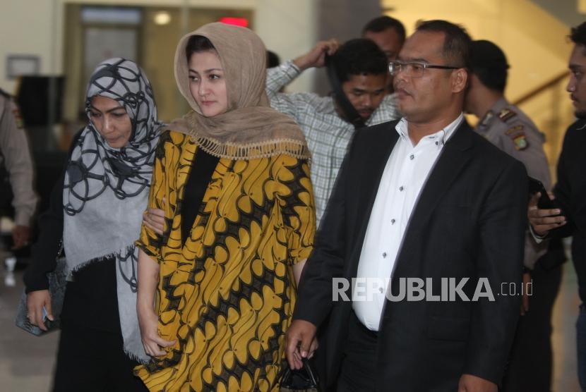 Deisti Astriani Tagor (center) left KPK office after being examined as witness in e-ID card graft case, on Monday (November 20).