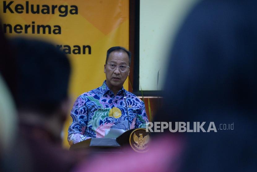 Kerjasama Antar Kementerian. Menteri Sosial Agus Gumiwang Kartasasmita memberikan sambutan pada acara penandatanganan nota kesepahaman di Jakarta, Jumat (8/3).