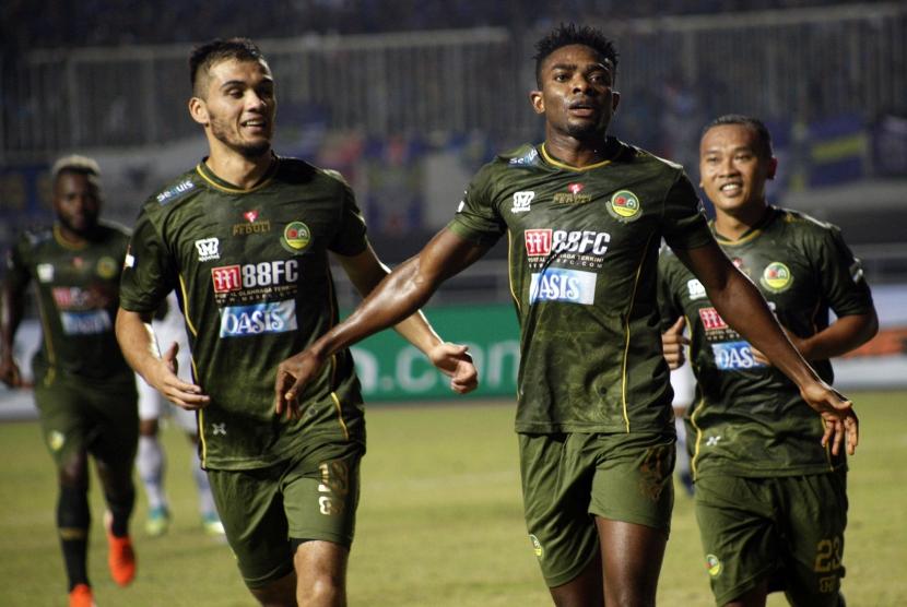 Pesepak bola Tira Persikabo Osas Saha (kedua kanan) melakukan selebrasi setelah mencetak gol ke gawang  Persib Bandung pada lanjutan Liga 1 2019 di Stadion Pakansari, Cibinong, Bogor, Jawa Barat, Sabtu (14/9/2019).