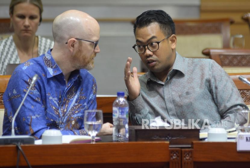 Kepala Kebijakan Publik Facebook Indonesia Ruben Hattari (kanan) ketika mengikuti rapat dengar pendapat umum dengan Komisi I DPR di Kompleks Parlemen Senayan, Jakarta. (Ilustrasi)
