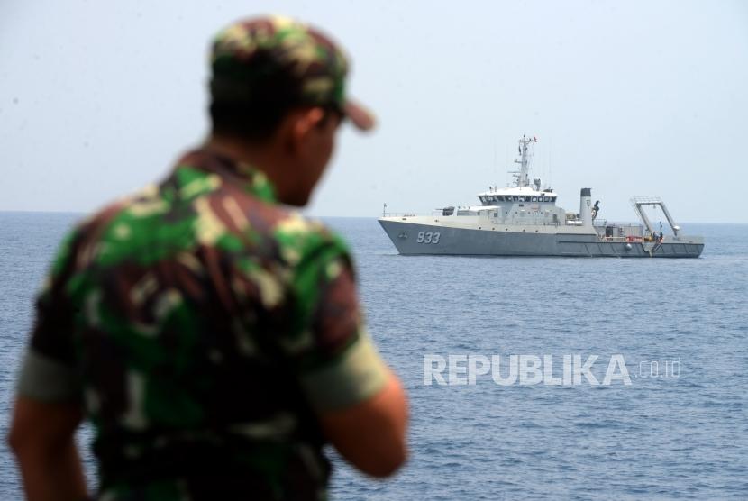 Kapal KRI Rigel 933 saat melakukan pencarian dalam proses evakuasi pesawat Lion Air JT610 di perairan Karawang, Jawa Barat, Rabu (31/10).