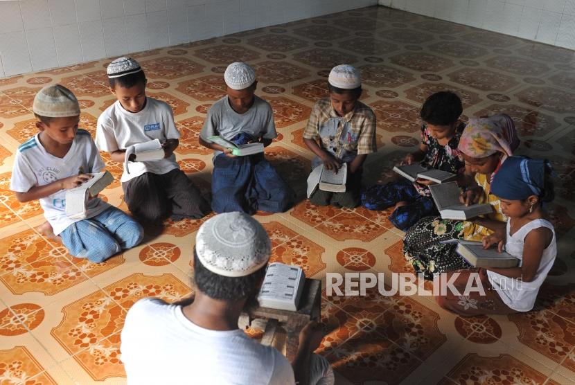 Sejumlah anak muslim Rohingya membaca alquran di masjid kampung Char Pauk, Sittwe, Myanmar, Sabtu (2/6).