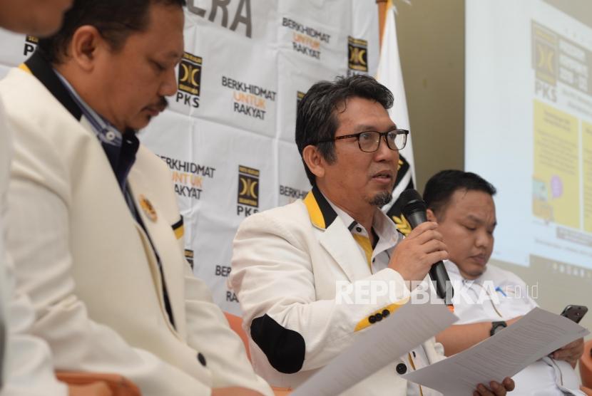 Presiden DPP PKS Almuzamil Yusuf (tengah).