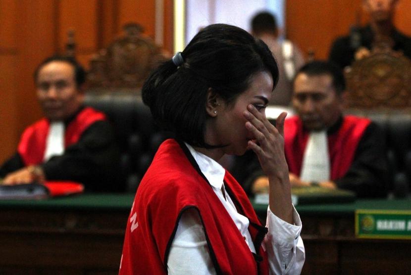 Terdakwa kasus dugaan penyebaran konten asusila Vanessa Angel berjalan di depan majelis hakim usai menjalani sidang putusan di Pengadilan Negeri (PN) Surabaya, Jawa Timur, Rabu (26/6/2019).