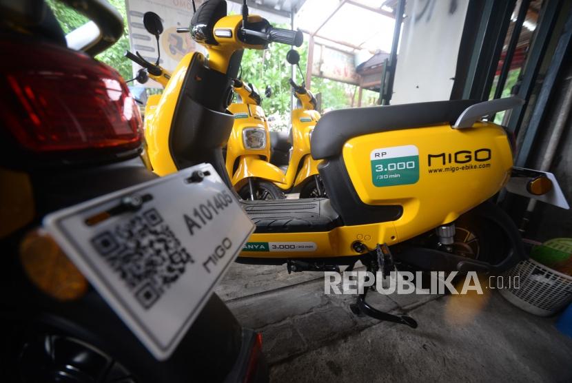 Sepeda listrik  terparkir di  Migo Statsiun kawasan Kebon Kacang, Jakarta Pusat, Rabu (26/12).