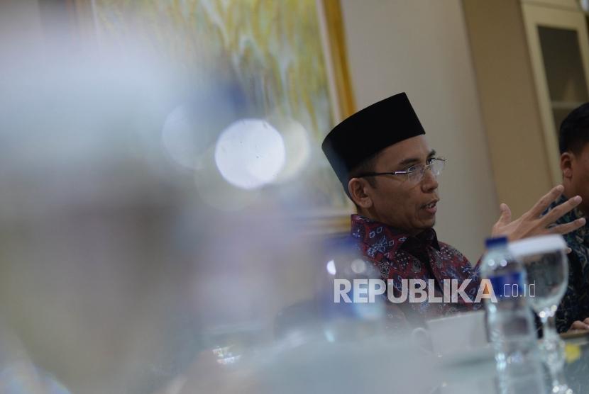 Tokoh Nasional yang juga Gubernur NTB Muhammad Zainul Majdi atau Tuan Guru Bajang (TGB) menyampikan paparannya saat berkunjung ke Kantor Republika, Jakarta, Selasa (17/7).