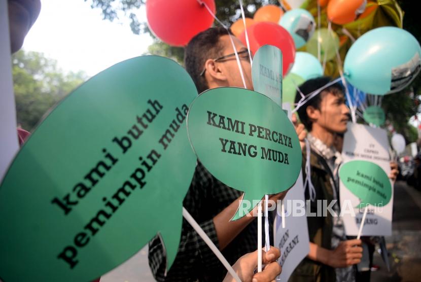 Sejumlah orang yang tergabung dalam Poros Indonesia Muda menggelar aksi pelepasan balon harapan generasi muda di depan Gedung KPU, Jakarta, Rabu (1/8).