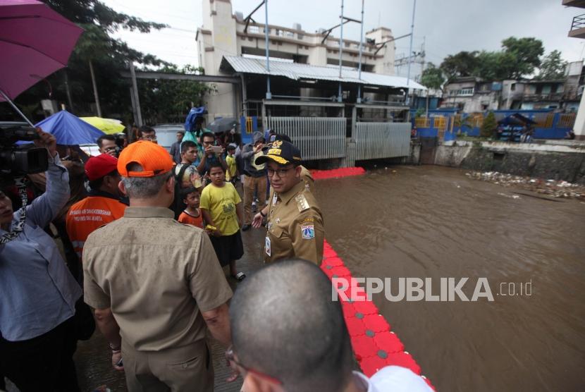 Gubernur DKI Jakarta Anies Baswedan meninjau volume air di Pintu Air Manggarai, Jakarta, Senin (5/2).