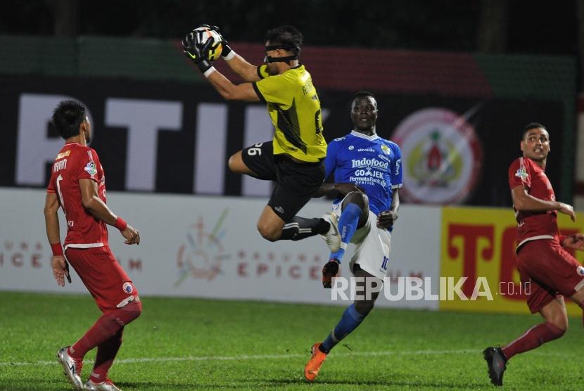 Penjaga gawang Persija Jakarta Andritany Ardhiyasa menangkap bola saat laga tunda Liga 1 melawan Persib Bandung di Stadion PTIK, Jakarta, Sabtu (30/6).