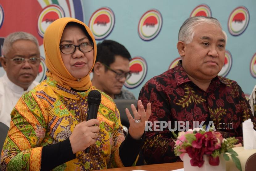 Wakil Ketua Umum Dewan Nasional Pergerakan Indonesia Maju (DN-PIM) Siti Zuhro bersama Ketua Umum DN-PIM Din Syamsuddin saat memberikan refleksi akhir tahun 2018 di Jakarta, Kamis (27/12).