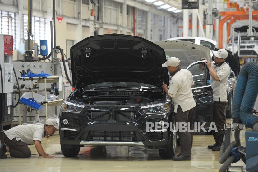 Pekerja melakukan perakitan mobil All-New BMW X3 di BMW Production Network 2, PT Gaya Motor, Jakarta, Rabu (18/7).
