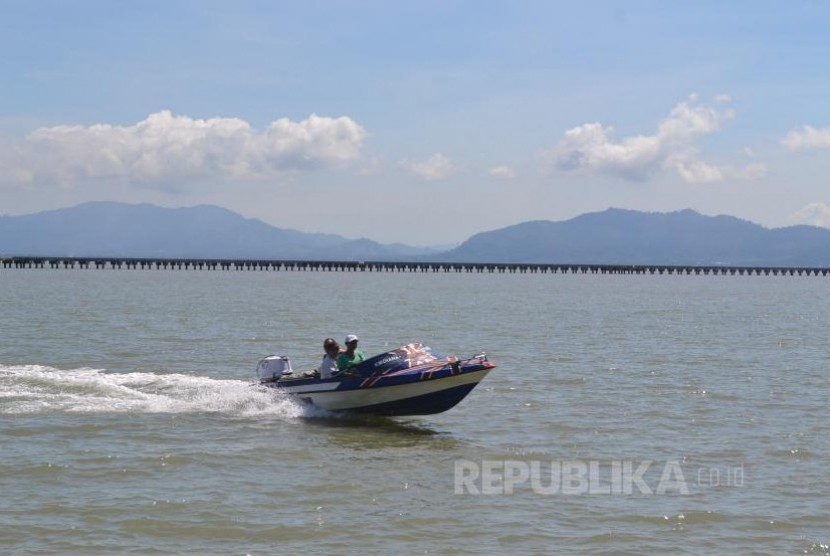 [ilustrasi] Sebuah speed boat dari Tawau Malaysia saat tiba di Pelabuhan Sei Nyamuk Pulau Sebatik Nunukan  dengan latar belakang Tawau Malaysia, Sabtu (27/4). Penyebarangan dengan menggunakan speed boat te