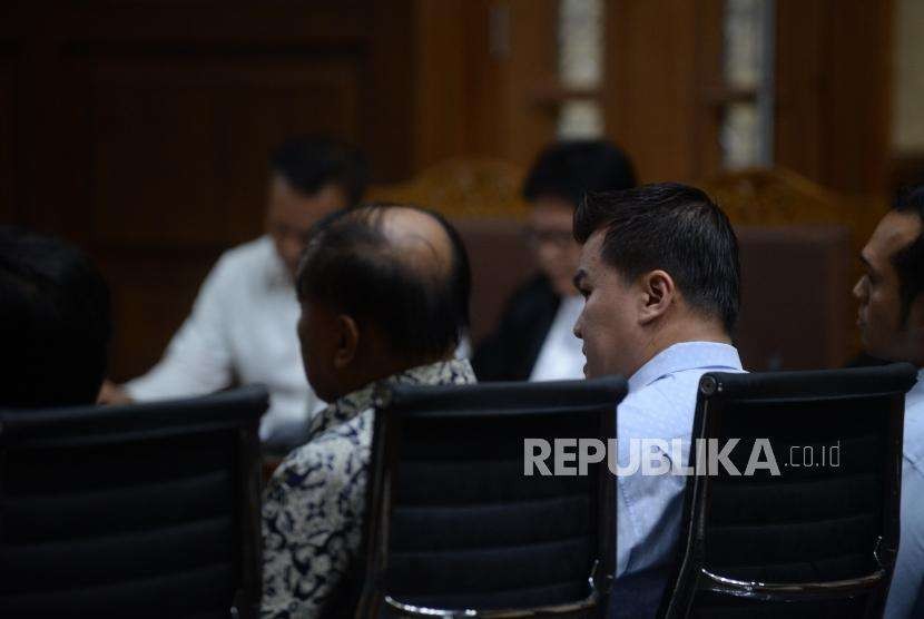 Terpidana kasus korupsi KTP Elektronik Andi Narogong (ketiga kiri) memberi kesaksian dalam sidang lanjutan kasus korupsi KTP Elektronik di Pengadilan Tipikor, Jakarta, Selasa (25/9).