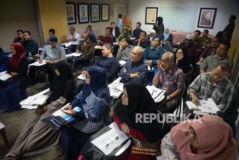 Sejumlah peserta mengikuti pelatihan 'Teknik Bicara Singkat Tapi Memikat' di Kantor Republika, Jakarta, Kamis (19/9). Kegiatan yang di ikuti oleh puluhan peserta ini bertujuan untuk mengoptimalkan berbicara di depan publik.