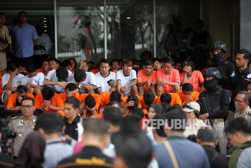 Para tersangka diperlihatkan saat rilis operasi Premanisme di Polda Metro Jaya, Jakarta, Kamis (14/12).