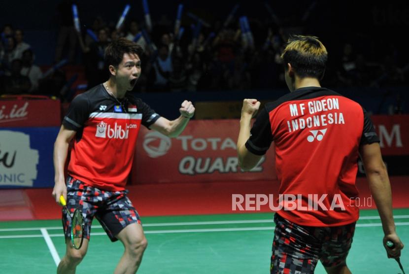 Ekspresi pasangan ganda putra Indonesia  Marcus Fernaldi Gideon-Kevin Sanjaya Sukamuljo seusai mengalahkan ganda putra Cina Li Jun Hui-Liu Yu Chen pada babak semifinal turnamen Blibli Indonesia Open 2019 di Istora Senayan, Jakarta, Sabtu (20/7).