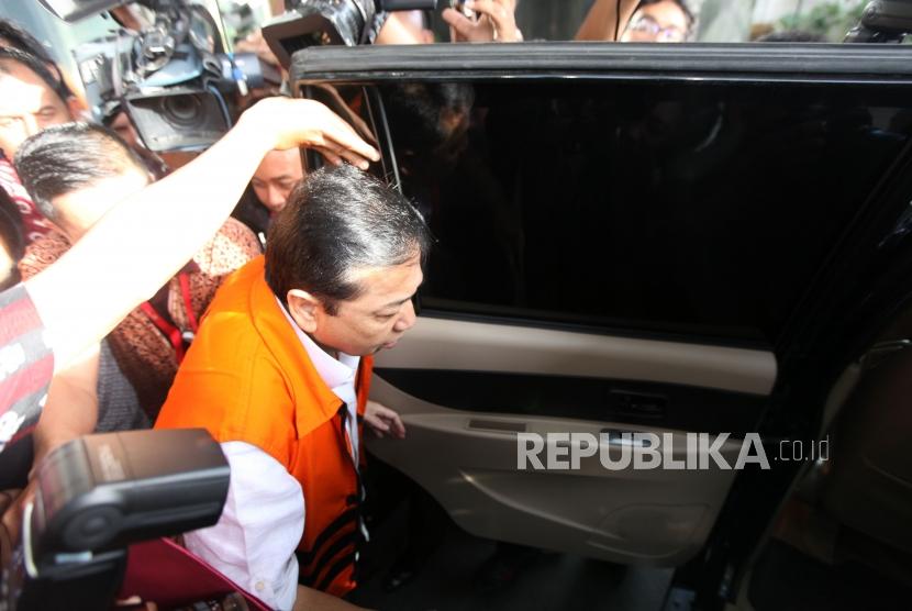 Tersangka kasus korupsi KTP Elektronik Setya Novanto masuk ke dalam mobil seusai menjalani pemeriksaan di gedung KPK, Jakarta, Jumat (24/11).