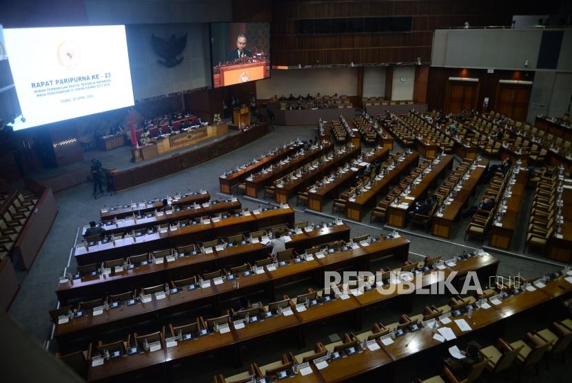 Anggota DPR mengikuti rapat paripurna di Kompleks Parlemen, Senayan, Jakarta, Kamis (26/4).