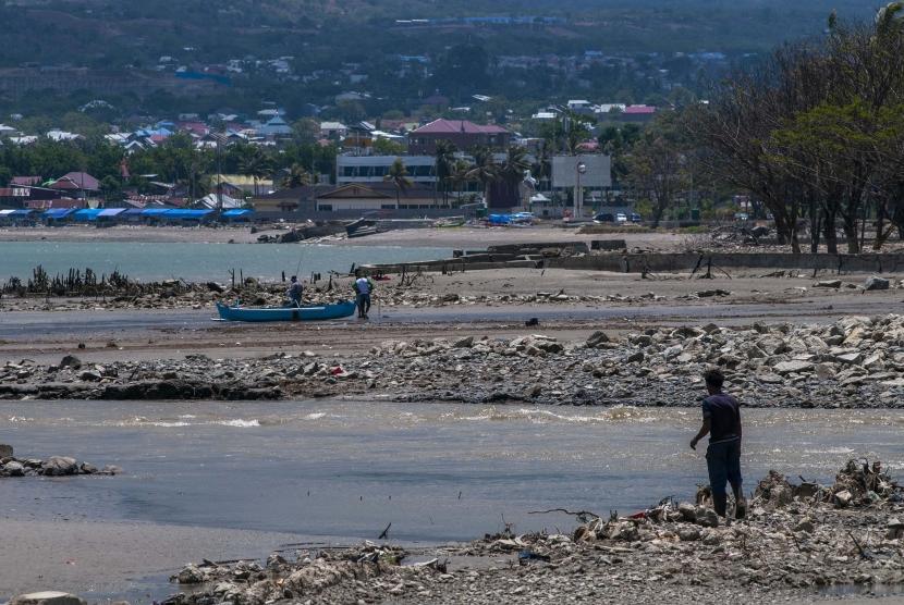 Kondisi Pantai Teluk Palu setahun setelah diterjang tsunami di pesisr Kampung Lere, Palu, Sulawesi Tengah, Sabtu (28/9/2019).