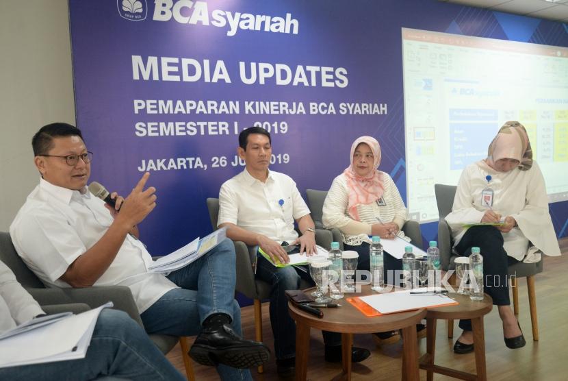 Presiden Direktur BCA Syariah John Kosasih menjawab pertanyaan saat acara Pemaparan Kinerja BCA Syariah Semester 1 - 2019  di Jakarta, Jumat (26/7).