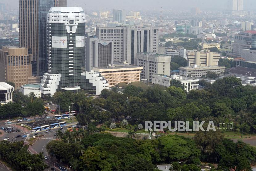 Ruang Terbuka Hijau. Suasana ruang terbuka hijau (RTH) dengan latar belakang gedung bertingkat di Jakarta, Rabu (27/2).
