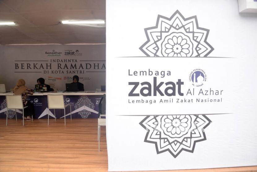 Petugas memberikan informasi kepada muzakki di Konter layanan Lembaga Amil Zakat Nasional Al-Azhar, Jakarta, Jumat (18/5).