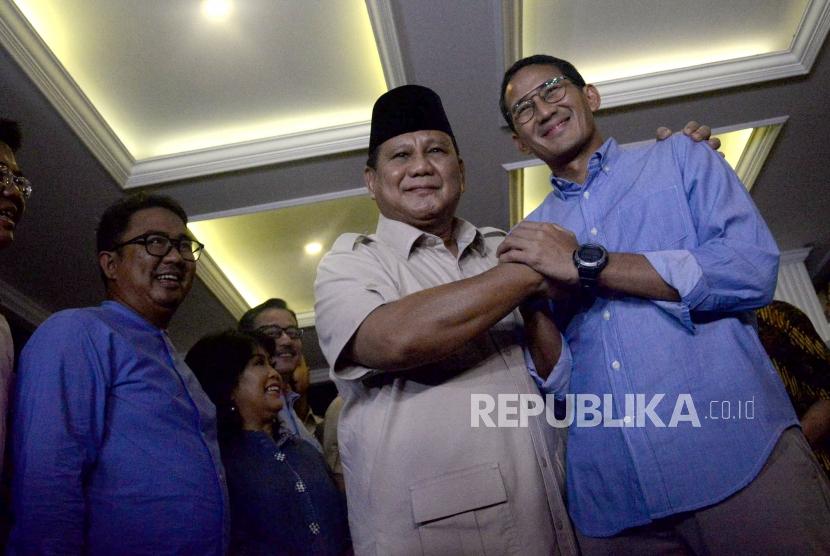 Calon Presiden dan Calon Wakil Presiden nomor urut 02 Prabowo Subianto dan Sandiaga Uno berjabat tangan seusai memberikan keterangan terkait putusan MK tentang perselisihan hasil pemilihan umum (PHPU) Pilpres 2019 di Kertanegara, Jakarta Selatan, Kamis (27/6).