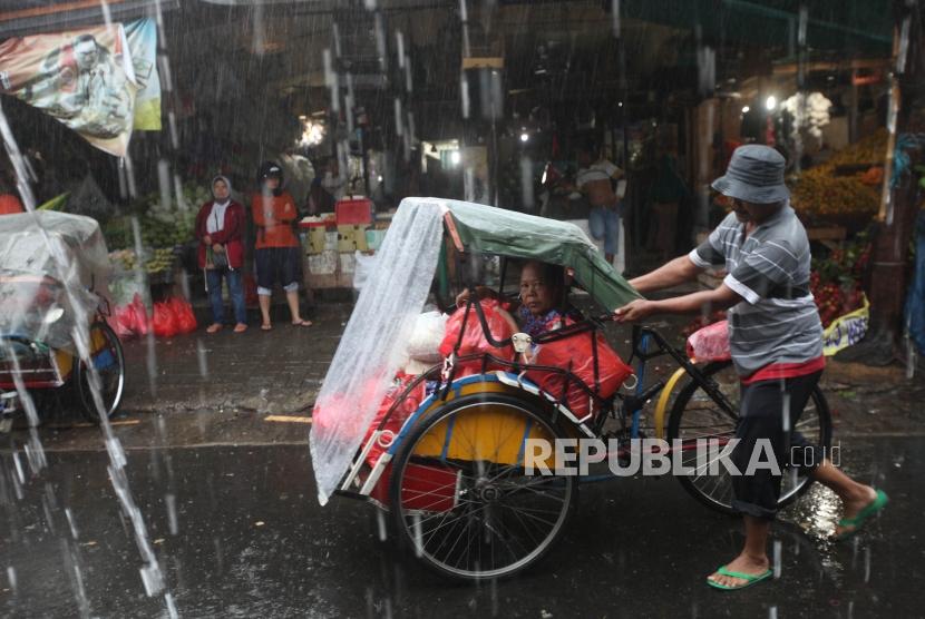Tukang becak membawa penumpang melintas di Kawasan Pasar Bahari, Jakarta, Kamis (18/1).