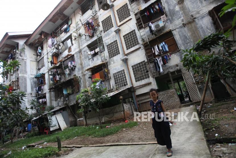 Seorang anak melintas di kawasan Rumah Susun Dahlia Cengkareng, Jakarta Barat, Rabu (6/12).