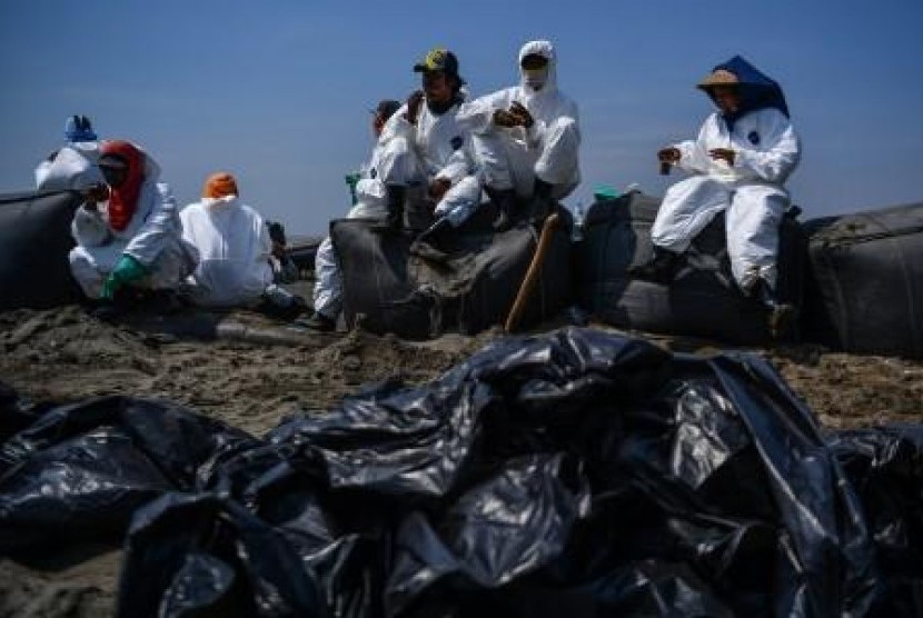 1.500 Orang Diterjunkan Bersihkan Minyak di Pantai Karawang