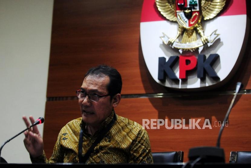 Wakil Ketua KPK Saut Situmorang memberikan keterangan saat jumpa pers terkait Operasi Tangkap Tangan (OTT) Bupati Labuhanbatu Pangonal Harahap di Gedung KPK, Jakarta, Rabu (18/7).