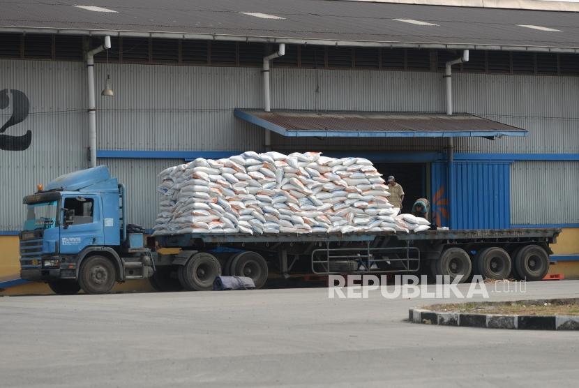 Target Pengadaan Beras Petani. Pemidahan beras ke dalam Gudang Bulog Kelapa Gading, Jakarta, Rabu (25/7).