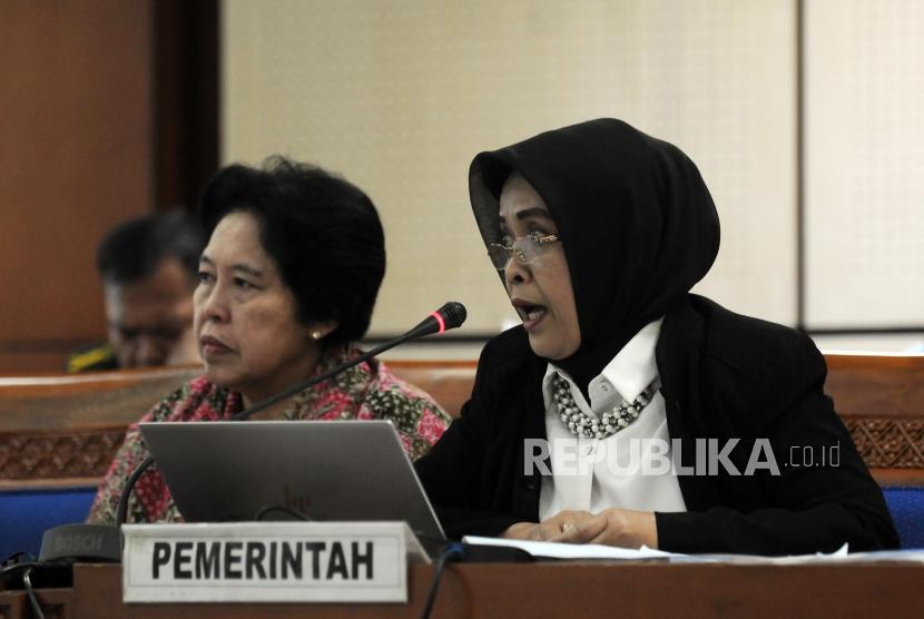 Kepala Badan Pembinaan Hukum Nasional Kementerian Hukum dan HAM Enny  Nurbaningsih (kanan) memberikan paparan saat Rapat Pansus RUU Terorisme di Jakarta, Rabu (23/5).