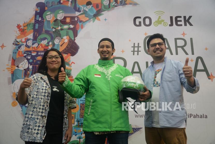 Chief Corporate Affairs Go-Jek Indonesia Nila Marita (kiri) didampingi Managing Director Gopay Budi Gandasoebrata (kanan) dan perwakilan Driver Gojek saat peluncuran program #CariPahala di Jakarta, Senin (21/5).