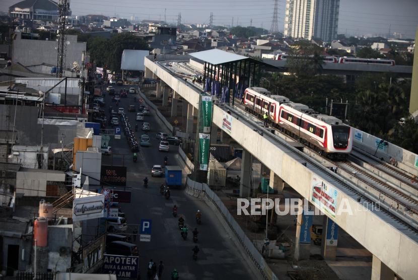Petugas melakukan pengecekan rangkaian Light Rail Transit (LRT) di Stasiun LRT Kelapa Gading, Jakarta, Senin (30/7).