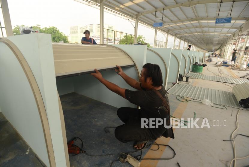 Pekerja saat menyelesaikan pembangunan jembatan multiguna atau skybridge di kawasan Tanah Abang, Jakarta Pusat, Rabu (7/11).