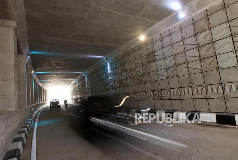 Sejumlah kendaraan melintas di Lintas Bawah (Underpass) Mampang Kuningan saat uji coba di Jakarta, Rabu (11/4).